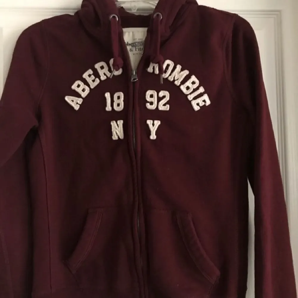 Sparsamt använd hoodie från Abercrombie & Fitch. Märkt som L, men deras storlekar är helt skeva och denna är mer som en S/M i storleken. Köptes för 799kr. Pris kan diskuteras vid snabb affär.. Hoodies.