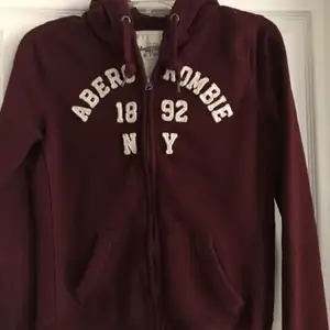 Sparsamt använd hoodie från Abercrombie & Fitch. Märkt som L, men deras storlekar är helt skeva och denna är mer som en S/M i storleken. Köptes för 799kr. Pris kan diskuteras vid snabb affär.