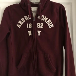 Abercrombie ziphood - Sparsamt använd hoodie från Abercrombie & Fitch. Märkt som L, men deras storlekar är helt skeva och denna är mer som en S/M i storleken. Köptes för 799kr. Pris kan diskuteras vid snabb affär.