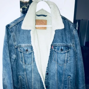  - Säljer en Levis jacka i storlek M