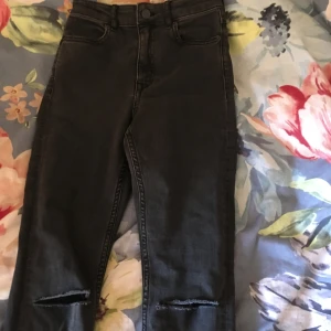  - Oanvända snyggt slitna, svarta jeans i stretchig modell. 