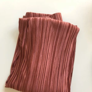  - Superfina rosa/roströda byxor. Riktigt sköna och ”flowy”! Färgen är tydligare på sista bilden.