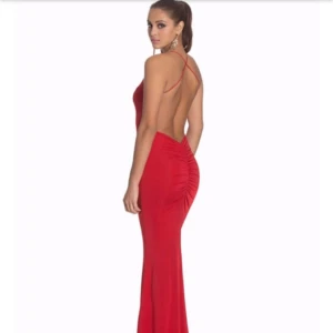  - Sexig röd klänning till balen eller fin middag Storlek S men passar också som M pga att den är väldigt stretching Nypris: 899 kr 