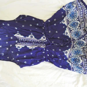  - Snygg jumpsuit med resår i midjan. Jätteskön nu på sommaren, lätt att ba slänga på sig! Inklusive frakt🎉