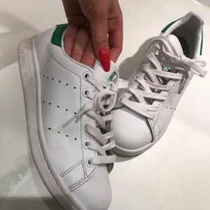  - Sneakers från Adidas Stan Smith i mycket bra skick endast använd någon gång (se undersida sista bild). Säljes pga har dubbletter, trodde dem var försvunna men hittade i flytt. 