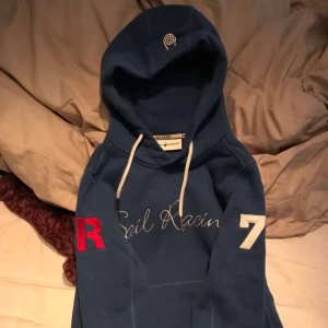 Sail racing hoodie - Sail racing hoodie i storlek M men passar mer en S 