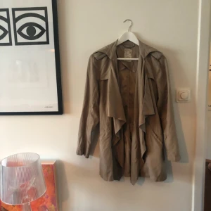  - Trenchcoat från made in the shade.  Köparen betalar frakt 