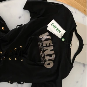  - Unik klänning från KENZO. Oanvänd med lapp kvar. 