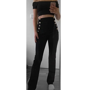  - Använda en gång, köpta för 200.  Detaljer finns på bilderna. Stretchiga  Highwaist & Bootcut, finns dragkedja bakifrån.