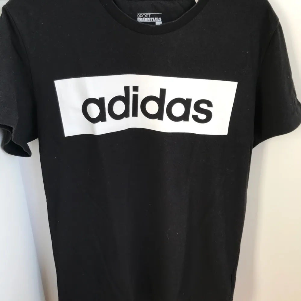 Adidas t-shirt i strl S! Passar till allt, 40 kr + frakt 35 kr. . T-shirts.