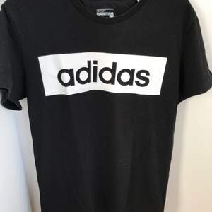 Adidas t-shirt i strl S! Passar till allt, 40 kr + frakt 35 kr. 