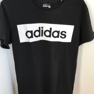  - Adidas t-shirt i strl S! Passar till allt, 40 kr + frakt 35 kr. 
