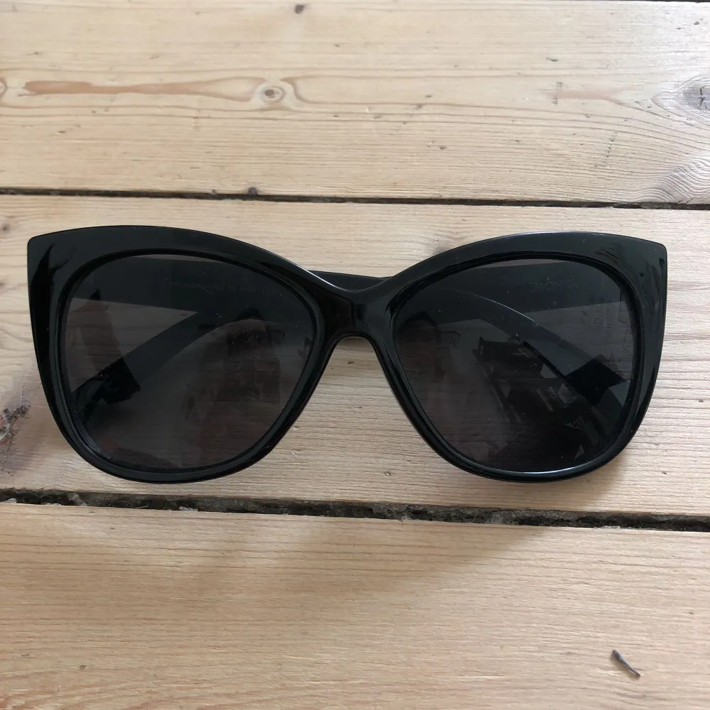 Svarta solglasögon med snygg cat eye-effekt. Accessoarer.