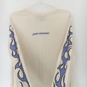  - Superball och bekväm tröja i bra skick. Passar xs-m beroende på hur man vill att den ska sitta. Köparen står för frakt<3