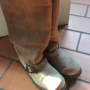  - Äkta Primeboots i strl 38, passar en 37a skulle jag säga. Ganska liten i storleken. Kan mötas i Stockholm eller skickas mot betalning av frakt. 