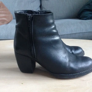  - Boots med liten klack i svart skinn, storlek 38. Dragkedjor på båda sidor, så väldigt lätta att ta på och bekväma!  Inköpta på Rizzo, ord pris 1000kr.
