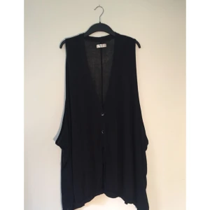  - Västliknande stor svepande topp, väl använd men ändå bra skick. Knapparna är lite slitna dock. Weekday.