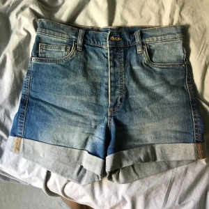  - Jeansshorts från monki, lappen är avklippta men de är sparsamt använda. Hög midja och knappar som gylf.