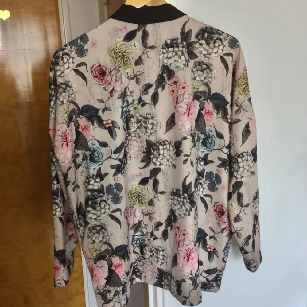 🌸Superfin blommig kimono/kofta i polyester, tyvärr helt oanvänd då den inte riktigt är min stil. Vid frakt tillkommer 50 kr🌸. Tröjor & Koftor.