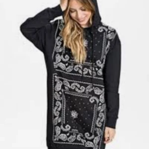  - Hooded paisley dress från Estradeur. Storlek small. Hämtas i västerås eller skickas mot frakt.