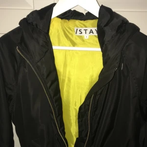  - Säljer min jacka från carlings i strl S. Den är använd ungefär 5 gånger eftersom den är en storlek stor för mig. Nypris 600kr! Priset är inte spikat men det är redan inkluderat frakt. ✨