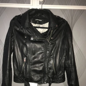  - Köpte skinnjackan för knappt ett år sen, har använt den få tal gånger för att den sitter lite stort på mig, har inte orkat skicka tillbaka den. Förövrigt är den jätte fin fina detaljer på axlarna och bälte vid midjan 