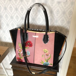  - Rymlig väska från River Island.  Fusk skinn.  Löstagbart långt axelband.  Använd 2 gånger.   Upphämtning i Fålhagen Uppsala.  Kan postas, men då tillkommer fraktkostnad. 