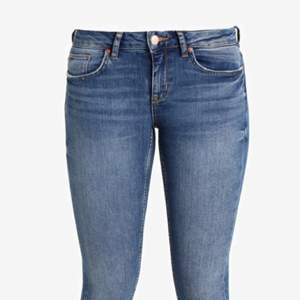 Helt nya jeans från Gina Tricot i tajt modell i storlek 26/32. Modellen heter Kristen skinny ankle. Snygg detalj med dragkedja längst ned vid ankeln. Helt nya med lappar kvar!  Kan skickas!