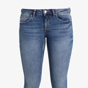  - Helt nya jeans från Gina Tricot i tajt modell i storlek 26/32. Modellen heter Kristen skinny ankle. Snygg detalj med dragkedja längst ned vid ankeln. Helt nya med lappar kvar!  Kan skickas!