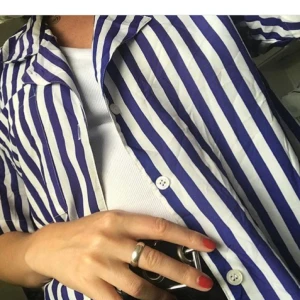  - Randig skjorta köpt på secondhand,svinsnygg! Frakt 30kr. 