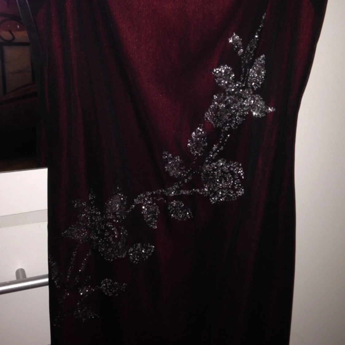 Vinröd finklänning med vackert silvermönster fram. Från West One, nypris 899kr, oanvänd! - 1390937102
