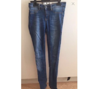 Jeans - Modellen är Lisa från Gina Tricot