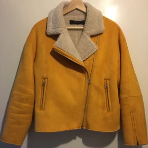  - St L men passar alla storlekar beroende på hur en vill att den ska sitta. :)