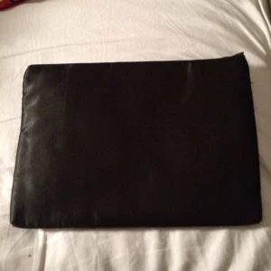 Vacker kuvertväska från lindex med pärlor och stenar. Knappt använd. 150 kr eller bud.  - Vacker kuvertväska från lindex med pärlor och stenar. Knappt använd. 150 kr eller bud. 