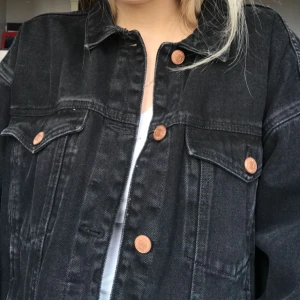  - Svart jeansjacka köpt på monki i deras storlek XS, skulle dock säga att den passar s/m pga oversize. Använd fåtal gånger. Möts upp i Stockholm annars tillkommer frakt! 