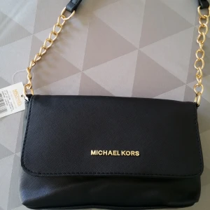  - Ny Michael Kors axelremsväska. OBS: jag vet inte om den är äkta eller inte. Vet därför inte heller om den är i 100% äkta läder även om det står på lappen att den är. Men väldigt fin oavsett! 