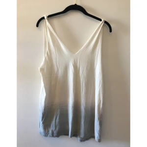  - Vitt linne från Crocker som sitter fett snyggt (!) köpt på Weekday