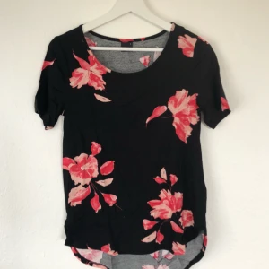  - Lite längre t-shirt från GinaTricot. Svalt och skönt material. Köparen står för frakt