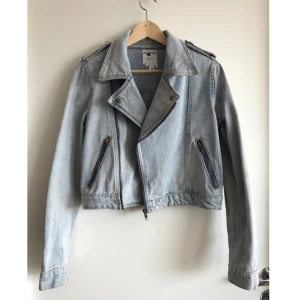  - Denimjacka från Monki. Fint skick. Normal i storleken. Inköpt för 500 kr.