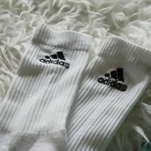  - Helt oanvända adidas strumpor som är sjukt snygga frakt räknas med i priset