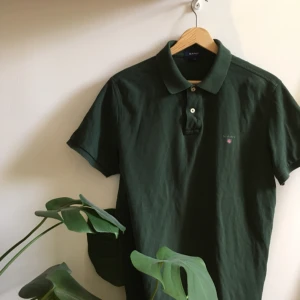  - Mörkgrön tröja från Gant. Egentligen en herr-M men jag på bilden har S. Nice ihop med ett par vita eller ljusblå Levi’s! 