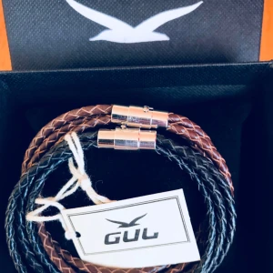  - NYTT!! Student Present Födelsedag GUL läder Armband   Säljer läder Armband av märket GUL med box Nypris: Läder armband 499kr per st Jag säljer GUL armband 2st för 450kr  Accepterar avhämtning eller så skickas den med postnord eller schenker spårbar frakt.