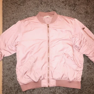  - Rosa bomberjacka från H&M. Sparsamt använd med guldiga detaljer. Köparen står för frakt på 58kr och betalning sker via swish eller kontoöverföring :)