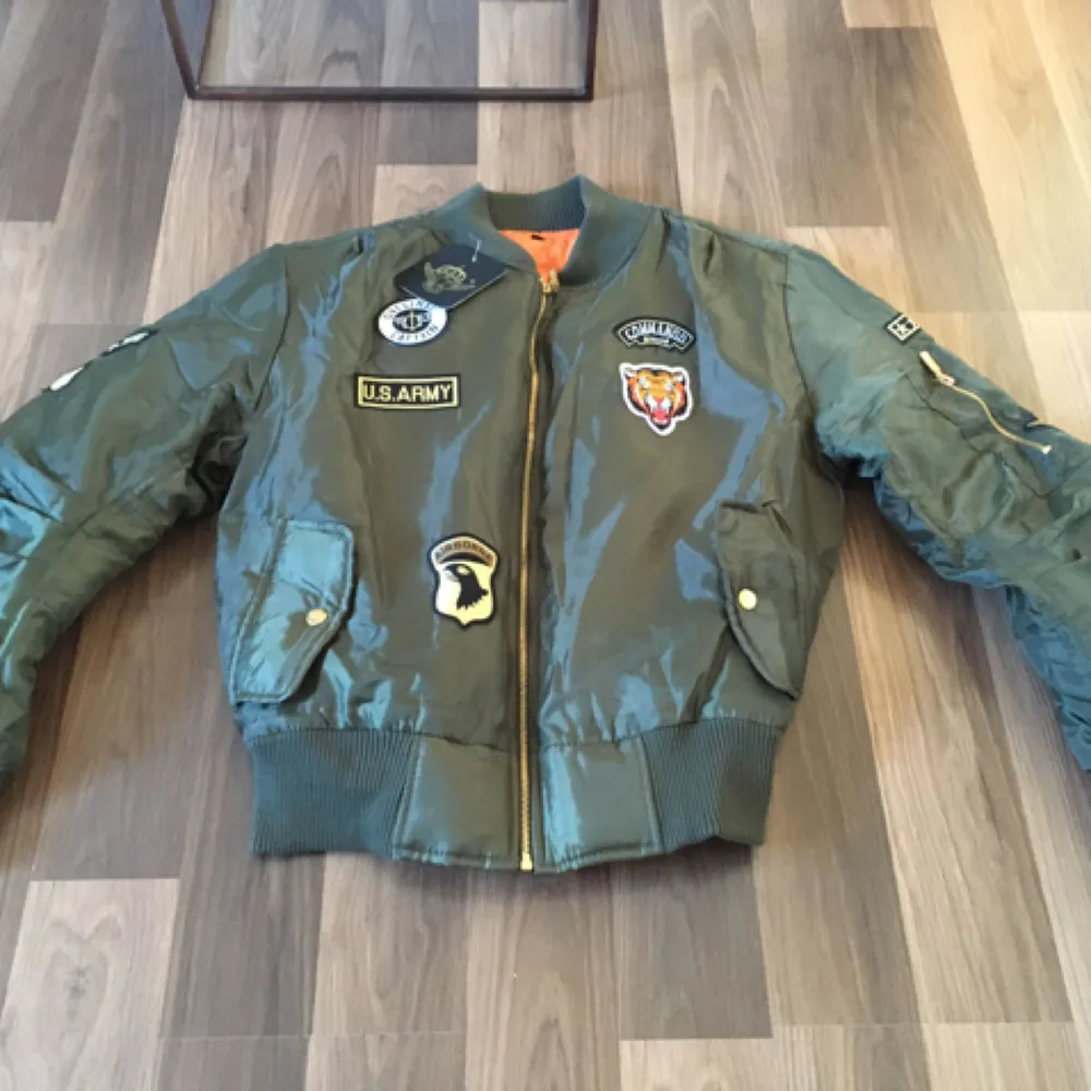 Helt ny dam Bomber jacket green från Stylepit i stl L  Trendig & snygg jacka för lite kallare sommar kvällar. . Jackor.