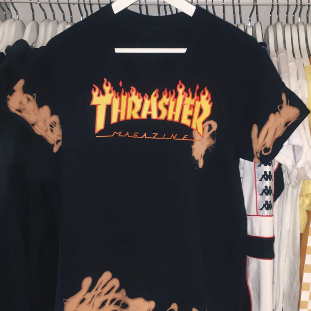 Thrasher t-shirt med acid wash detaljer och choker urringning. Endast använd en gång och i storlek M men passar S. Kan frakta🌹✨. T-shirts.
