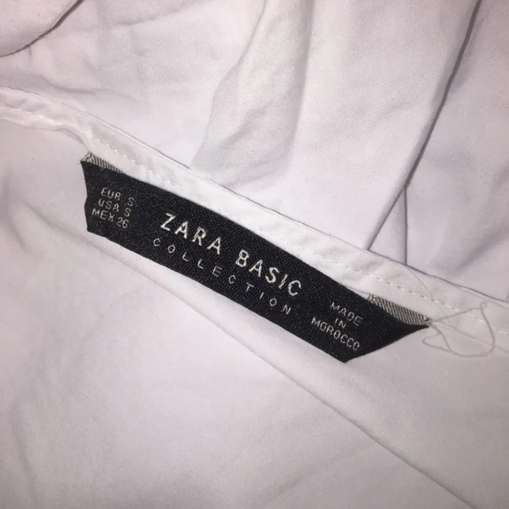 Vit blus från Zara, endast använd några gånger. Bra skick! Säljer pågrund av att den inte kommer till användning. Fraktar gärna men köparen står för kostnaden. Betalning sker helst via Swish :) . Blusar.