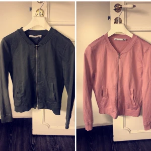  - Tyg bomberjacka Från lager 157. Okänd storlek. Men skulle tippa på att de passar en Medium.  En grön, en rosa.  50kr/st. båda för 80kr!  Tjej bosatt i Västerås. Pris kan diskuteras. Köparen står för eventuella fraktkostnader. 😃 tar swish & kontanter. 💸 