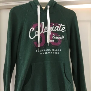  - 🌹Mjuk jätteskön huv/college-tröja från HM. I princip oanvänd och mörkgrön med fickor. Köparen står för halva frakten. Säljer då jag inte använder den 😞 