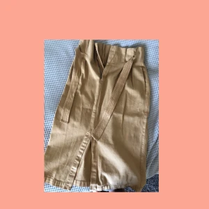  - BEIGE Sommarkjol från H&M, ord pris 399, säljer för 100 + frakt 40kr. Aldrig använd. Storlek 42, men med knytbandet passar den även mindre/större. Jag har vanligtvis 38 och den passar bra!