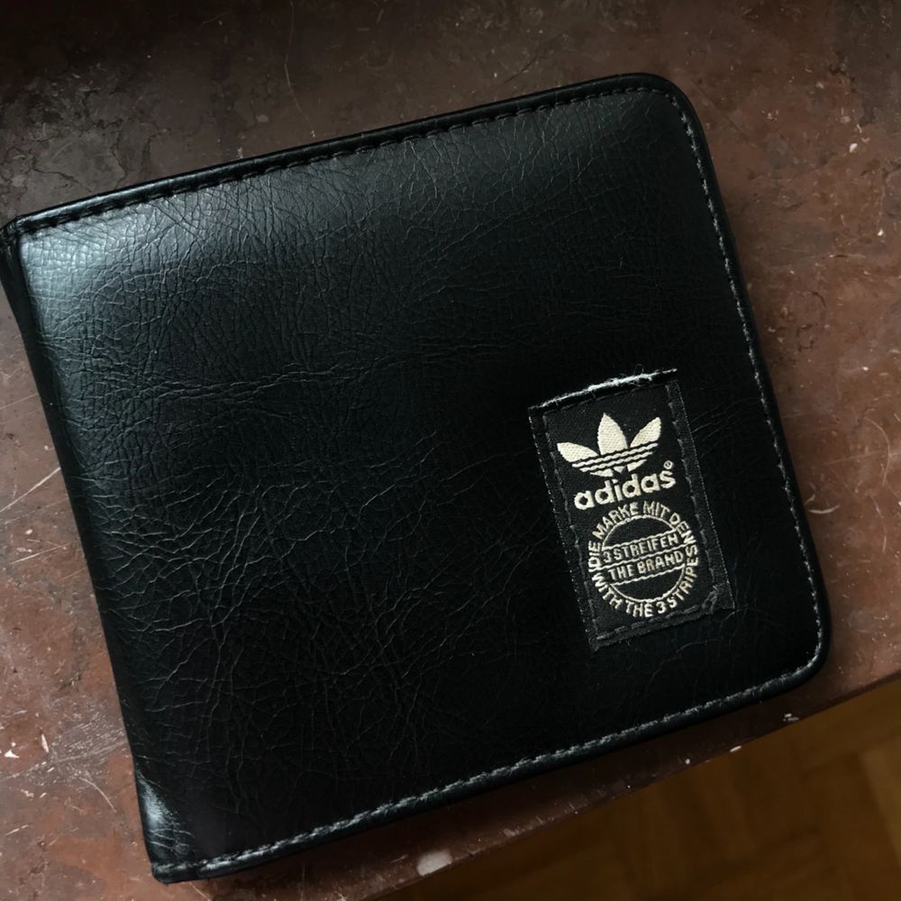 Klassisk plånbok från Adidas Originals | Plick Second Hand